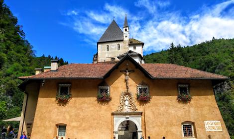 Cinque chiese sovrapposte su una roccia di 70 metri: il segreto di San Romedio