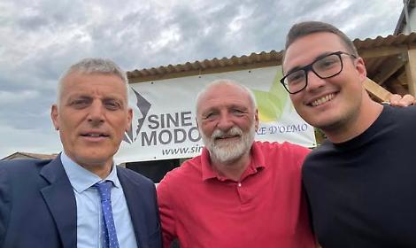 Il Sindaco con il Presidente di Sine Modo e un consigliere