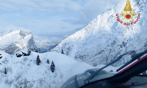 Taibon Agordino, escursionisti bloccati dalla neve alla Malga Campigat: recuperati con l&rsquo;elicottero dei Vigili del fuoco