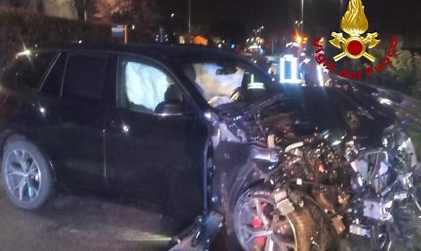 Scontro tra due auto nella notte: cinque persone in ospedale