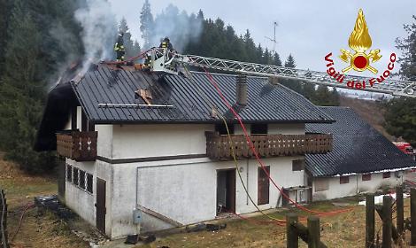 Gallio, incendio in una baita: intervento dei Vigili del fuoco evita danni pi&ugrave; gravi