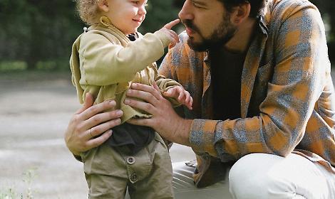 Trentino, congedi di paternit&agrave;: la lunga strada verso l&rsquo;uguaglianza, tra buone intenzioni e scarse opportunit&agrave;