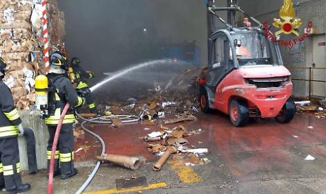 Fiamme in un capannone a Salgareda: in fumo deposito di carta