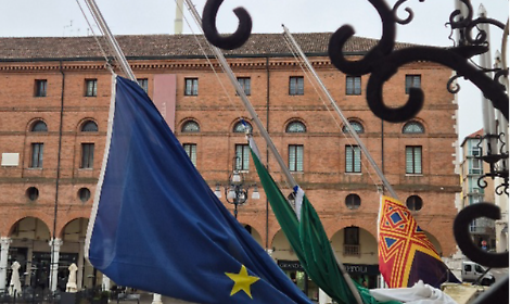 Foto delle bandiere a mezz'asta