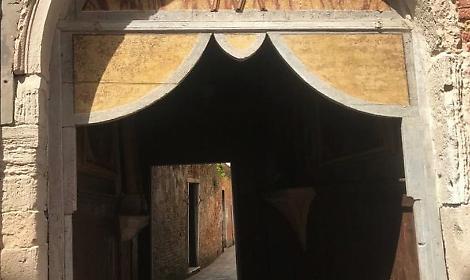 Venezia, il segreto della pietra rossa: se ci cammini sopra succede questo