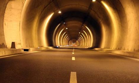 Tragico scontro nella galleria Fara: perde la vita un uomo di 50 anni