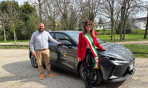 Foto dell&rsquo;auto con la sindaca reggente di Silea, Ylenia Canzian, e l&rsquo;assessore all&rsquo;Ambiente Riccardo Cavallo