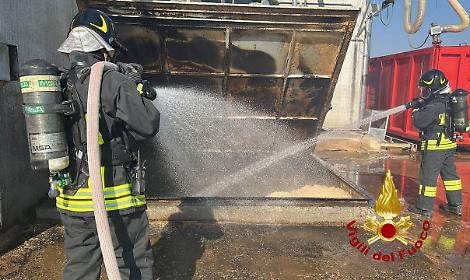Incendio in un&rsquo;azienda di lavorazioni del legno a Spresiano: Vigili del Fuoco al lavoro