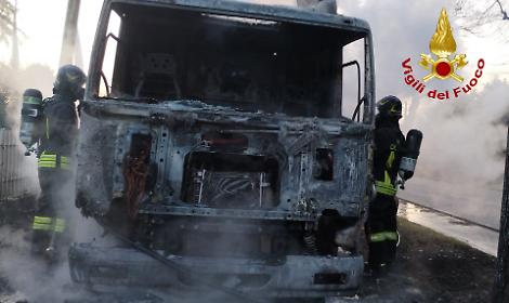 Incendio a Monselice: autocarro in fiamme, intervento dei Vigili del Fuoco