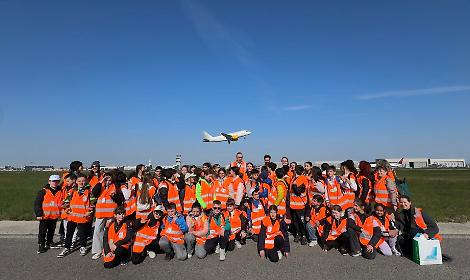 Gli studenti in visita all'aeroporto