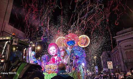 Cavarzere incanta con i carri allegorici in notturna