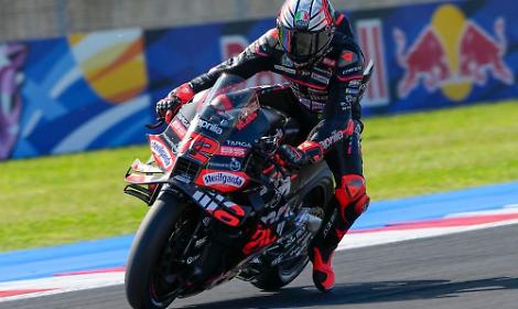 Marco Bezzecchi in sella all'Aprilia