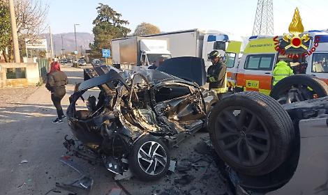Incidente a Romano d&rsquo;Ezzelino: auto in transito si schianta contro veicoli in sosta