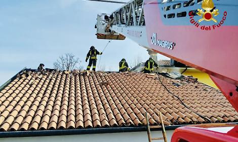 Incendio in un garage a Zenson di Piave: auto coinvolta, vigili del fuoco al lavoro per evitare danni alla casa adiacente