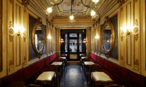 Caff&egrave; Florian: il locale del 1720 dove il tempo si &egrave; fermato tra oro e velluti a Venezia