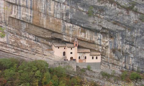 Oltre il limite della roccia: l&rsquo;ascesa all&rsquo;Eremo di San Colombano tra storia e vertigine