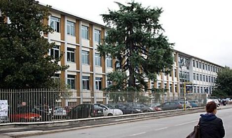 Vandali all'Istituto Rossi: "W Epstein" sulla pista, intervengono i Carabinieri