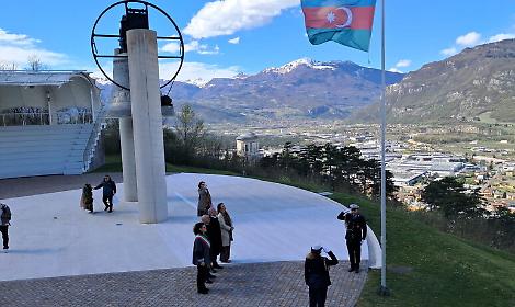 La bandiera dell'Azerbaijan a Maria Dolens