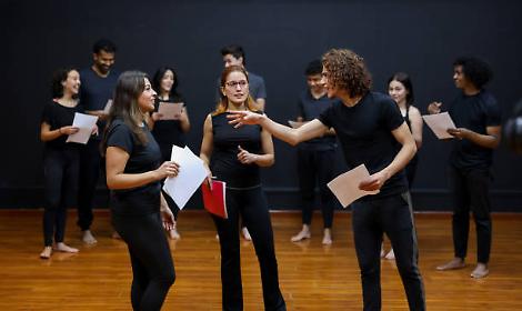 Donne in gioco: un laboratorio di improvvisazione teatrale a Abano Terme