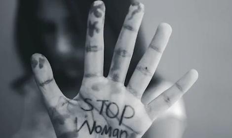 Minacce, percosse e morsi al naso: arrestato 33enne a Padova per maltrattamenti alla compagna