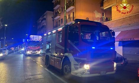 Incendio nella notte a Verona: paura in un appartamento, cinque persone soccorse