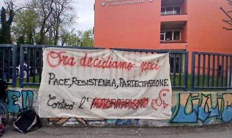 Lo striscione esposto davanti allo Scarcerle