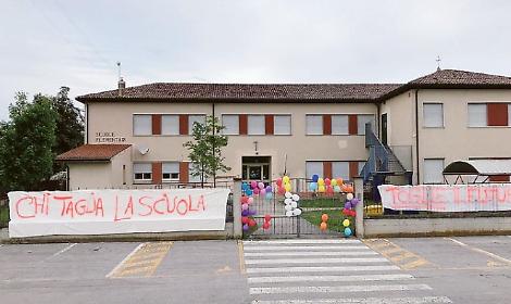 In 371 firmano per salvare il plesso scolastico