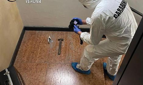 Legnago, 58enne aggredita sul pianerottolo dell'appartamento: la vicina la colpisce a martellate alla testa