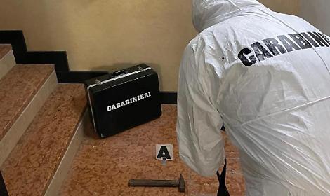 Legnago, 58enne aggredita sul pianerottolo dell'appartamento: la vicina la colpisce a martellate alla testa