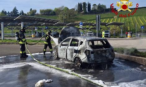 Auto in fiamme sull'A27 vicino a Vittorio Veneto