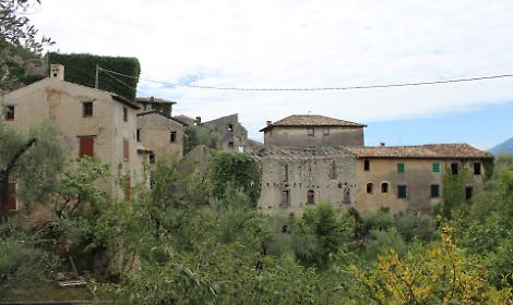 Escursione al borgo dimenticato tra Monte Baldo e Lago di Garda