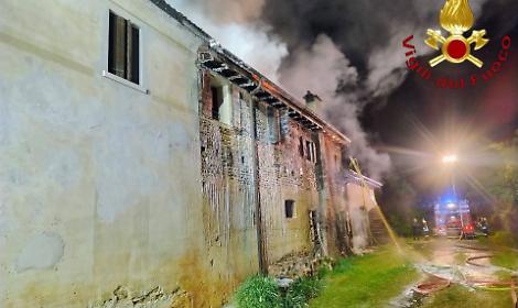 Volpago del Montello, incendio al tetto di un residence: intervento tempestivo dei Vigili del Fuoco