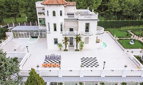 Un viaggio nel passato e nell'arte: la visita esclusiva alla Villa Meriggio