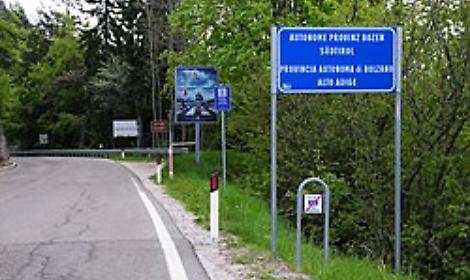 Trentino, scontro frontale sulla Statale 42: tre feriti gravi, traffico in tilt