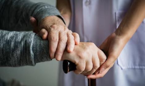 Badante tenta di uccidere un&rsquo;anziana: fermata 33enne nel Bassanese