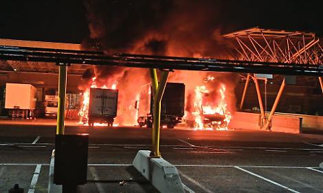 Incendio al mercato ortofrutticolo di Verona: distrutti tre furgoni e due camioncini