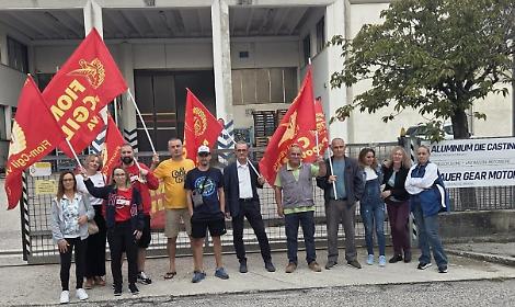 La protesta davanti alla sede di Aluminium Die Casting