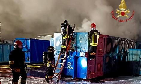 Incendio in un'azienda di smaltimento rifiuti elettronici a Foss&ograve;: intervento dei Vigili del Fuoco