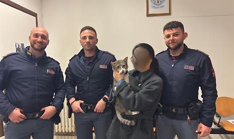 Il gatto Fanta con la padrona e gli agenti che lo hanno salvato