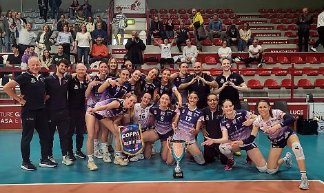 La formazione euganea sfoggia la Coppa Italia per il pubblico di casa