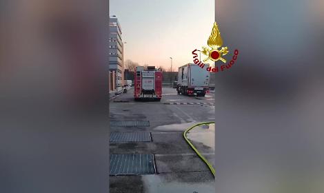 Incendio su un autocompattatore a Padova: intervento dei Vigili del Fuoco per domare le fiamme