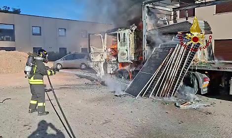 Incendio di un autoarticolato a Tombolo: intervento dei Vigili del Fuoco per domare le fiamme