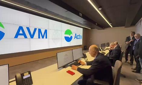 Venezia: presentato il primo bus snodato a idrogeno e la centrale unica per tram e autobus