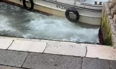 Ruba una barca e si schianta contro il Ponte di Rialto: arrestata