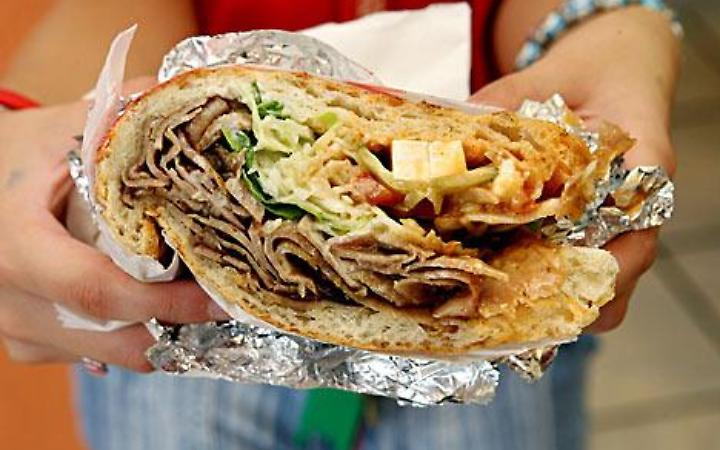Monselice, chiuso per 30 giorni un kebab dopo arresti per droga