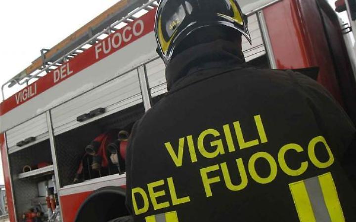 Incendio di un'auto a Besenello: intervento rapido dei Vigili del Fuoco