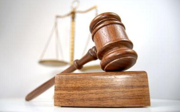 Violenza su una ragazzina, genitori del minorenne condannati a risarcire