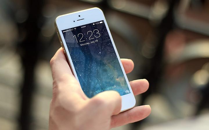 Strappa l&rsquo;iPhone a una passante e fugge: arrestato 24enne a Vittorio Veneto