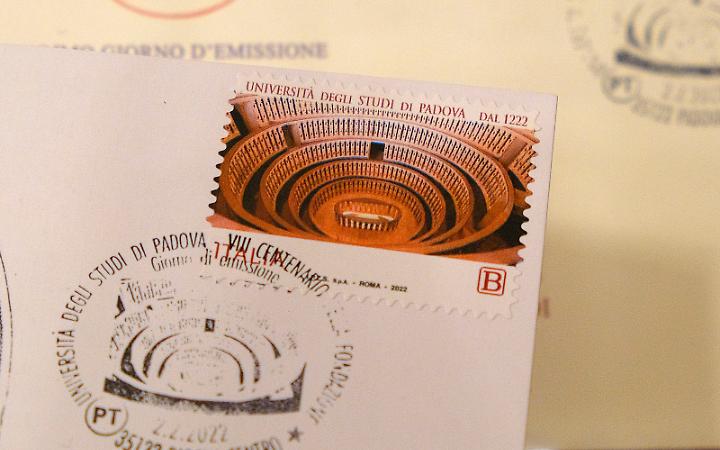 Finti poliziotti truffano filatelista 93enne: uno arrestato, si cerca il complice