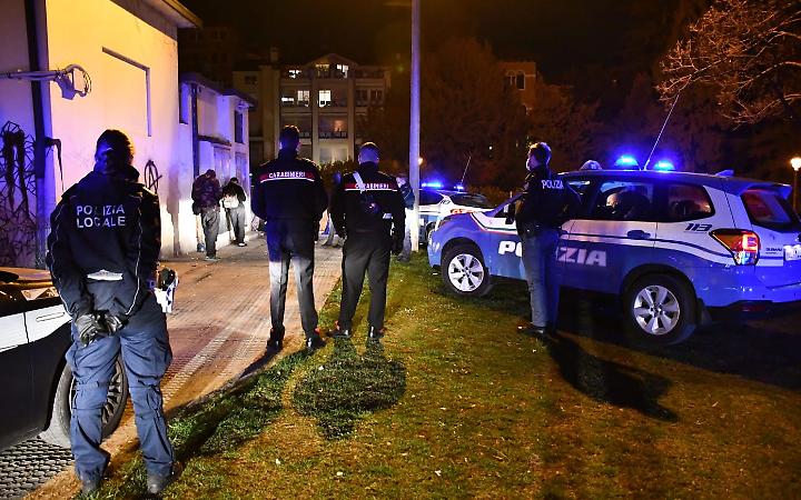 Rissa tra spacciatori armati di coltelli e bottiglie: quattro feriti